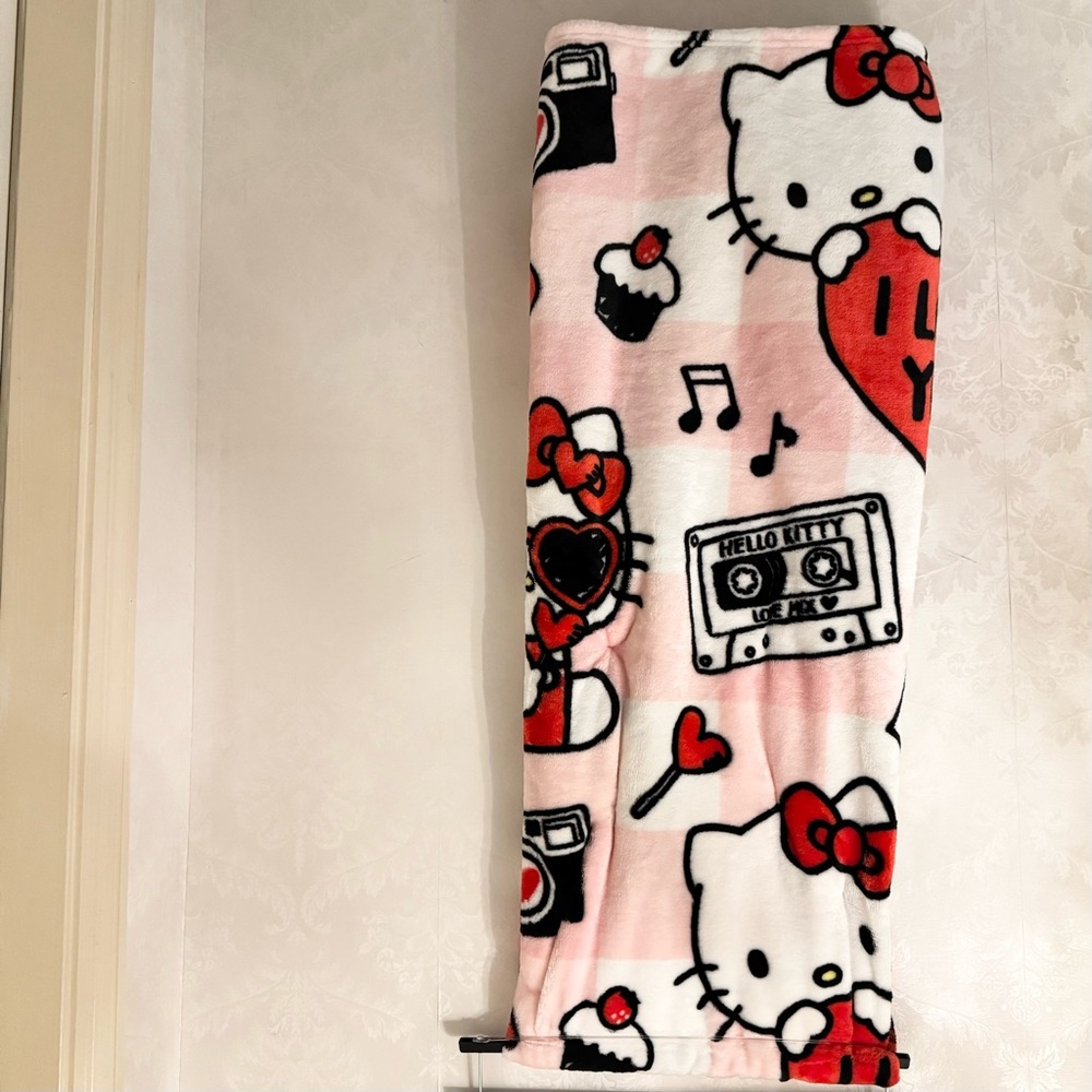*NEW*Hello Kitty, throw & pillow set - Picture 2 of 13